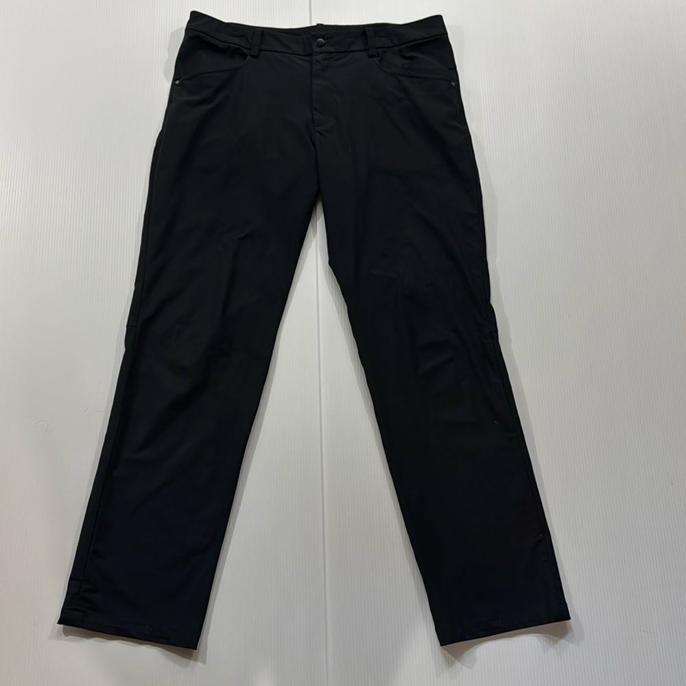 B45. Men's lulu lemon Black Pants (40)‎